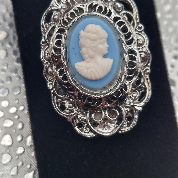 Vintage Beautiful  Blue Cameo Brooch in  Silvertone,1.75" VGC. - Picture 10 of 14